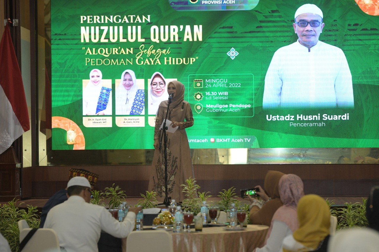 Ketua BKMT Aceh, Dr. Ir. Dyah Erti Idawati, MT., memberikan sambutan pada peringatan Nuzulul Qur'an yang diselenggarakan bersama DWP Setda Aceh di Anjong Mon Mata,